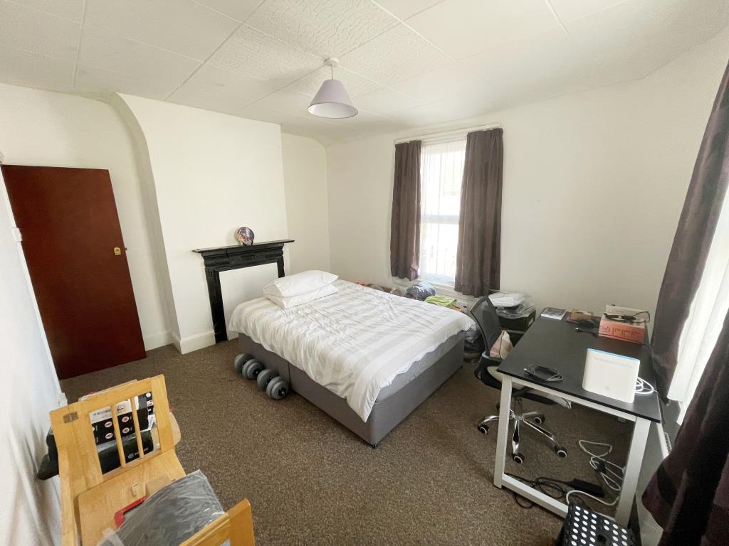 Lot: 76 - FREEHOLD MIXED USE INVESTMENT - Flat two bedroom/living room